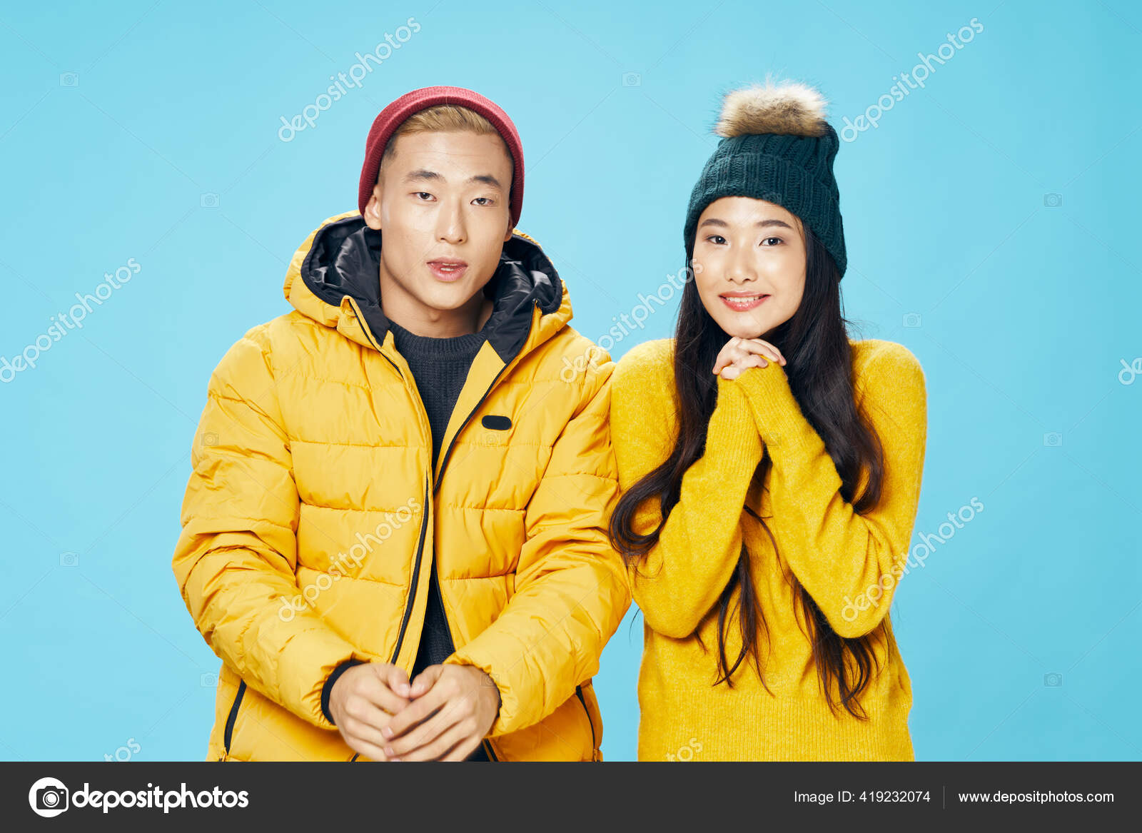 Ropa abrigada chaqueta mujeres y hombres invierno: fotografía de stock ©  ShotStudio #419232074