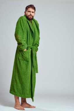 Yeşil cüppeli duygusal bir adam açık bir arkaplanda gelişen eğlenceli duygular modelinde.