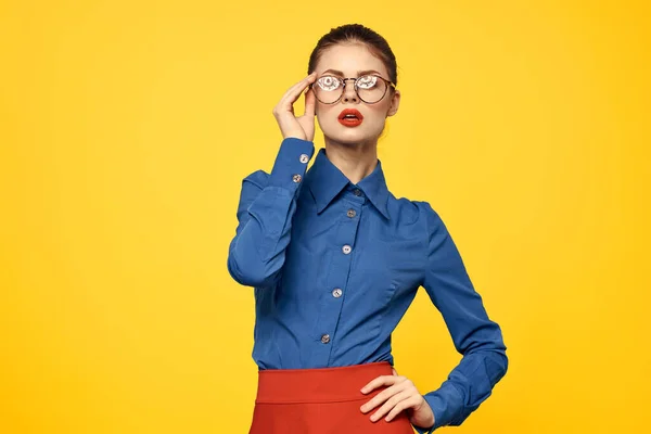 Mulher de camisa azul e óculos de saia vermelha no rosto confiante olhar retrato amarelo fundo recortado vista — Fotografia de Stock