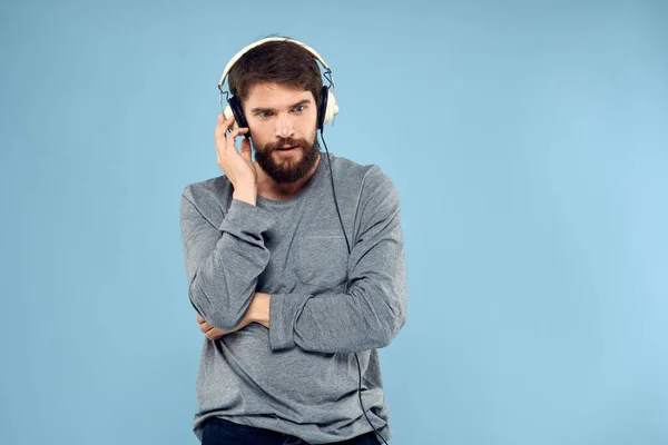 Άνθρωπος φορώντας ακουστικά μουσική συναίσθημα τρόπο ζωής σύγχρονη τεχνολογία στυλ μπλε φόντο — Φωτογραφία Αρχείου