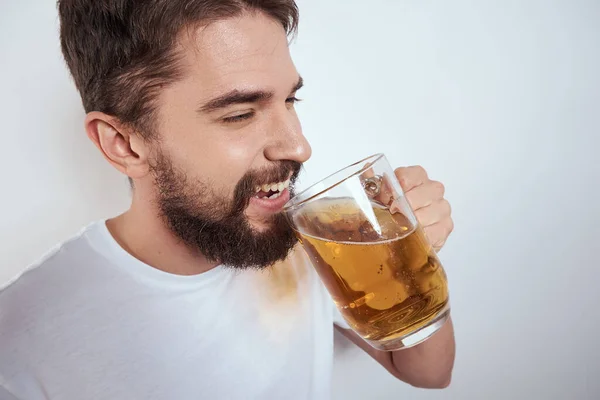 Hombre emocional con una taza grande de cerveza bebida alcohólica gesto con las manos estado de ebriedad —  Fotos de Stock