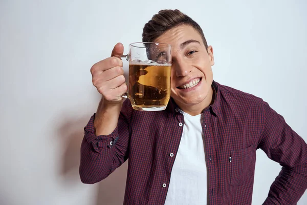 Homme joyeux avec tasse de bière alcool émotions fond clair — Photo