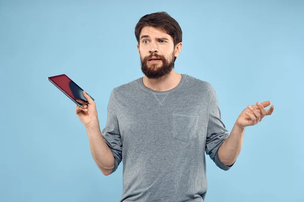 Емоційний чоловік з планшетом в руках бездротового пристрою Інтернет технології спосіб життя синій фон — стокове фото