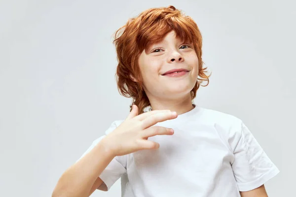 Fröhlicher rothaariger Junge gestikuliert mit Handlächeln Emotion abgeschnittene Ansicht — Stockfoto