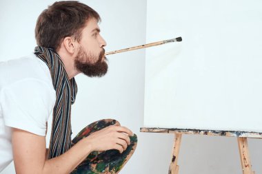 Erkek ressam, resim sehpası palet sanat yaratıcılığı ışık arka planında