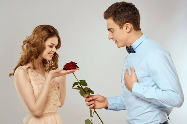 Hombre y mujer con rosa roja romance amor familia pareja vacaciones —  Fotos de Stock