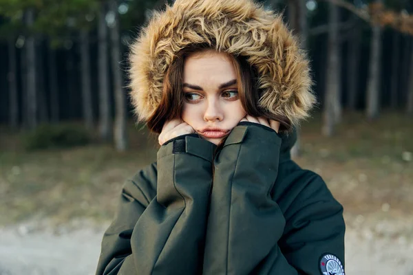 Žena v podzimní bundě s kapucí chladná příroda čerstvý vzduch — Stock fotografie