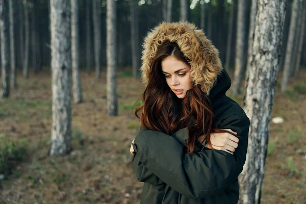 暖かいジャケットの女性森の自然散策春 — ストック写真