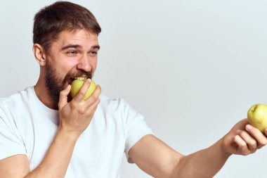 Elmalı, sağlıklı vitaminli, diyetli ve beyaz tişörtlü enerjik bir adam.