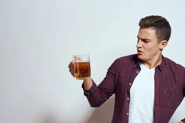 Homme ivre avec une tasse de bière vacances alcool style de vie dans une chemise rouge émotions fond clair — Photo