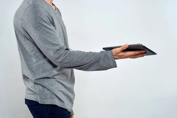 Man met tablet in handen technologie levensstijl internet communicatie werk licht achtergrond bijgesneden uitzicht — Stockfoto