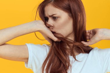 Beyaz tişörtlü güzel bir kadın. Uzun saçlı. Göz kamaştırıcı.