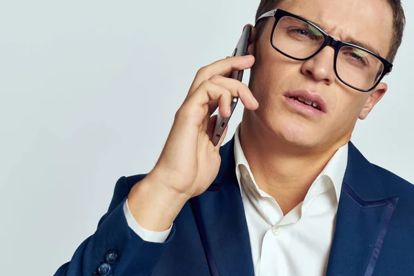 Homem de negócios em um terno falando ao telefone com óculos com documentos oficiais de tecnologia — Fotografia de Stock