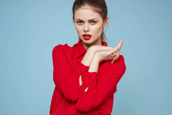 Mulher atraente em roupas brilhantes no fundo azul gesticulando com as mãos e lábios vermelhos maquiagem corte ver emoções — Fotografia de Stock