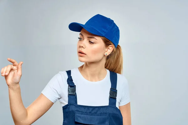 Женщина в рабочей форме синяя кепка службы образ жизни — стоковое фото