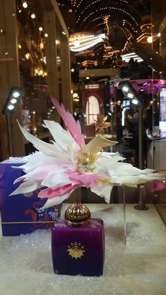 Parfüm ve güzel çiçek