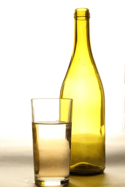 Bir tabloda bir camlı sarı şişe