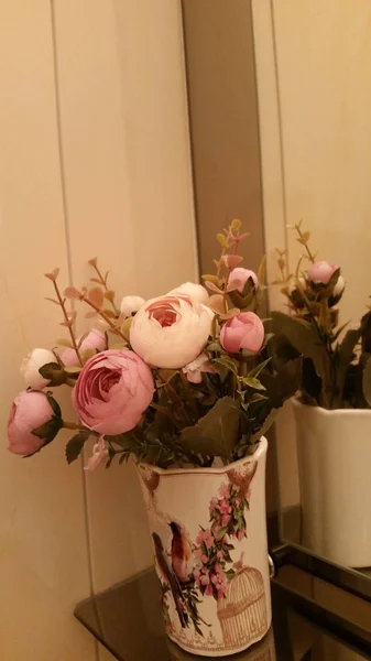 Peonies bir tablo. Bir vazo içinde pembe peonies. Bir iç aynaya çiçeklere. Bak yansıma yıldız çiçek yanık - bir mucize sessiz bir ışıldama büyüler. Dünyanın harmonies bir şey için özgürlük anlık bekler. Dikey fotoğraf