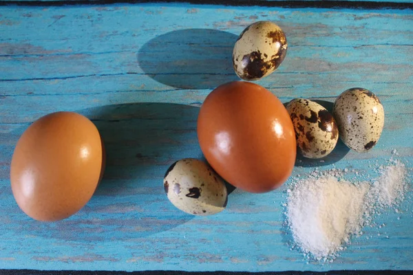 Twee Eieren Van Kip Vier Kleine Eieren Van Een Kwartel — Stockfoto