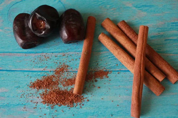 Üç Tarih ve tarçın sopa bir açık mavi renkli stil Shabby chic kapatın. Yatay fotoğraf.