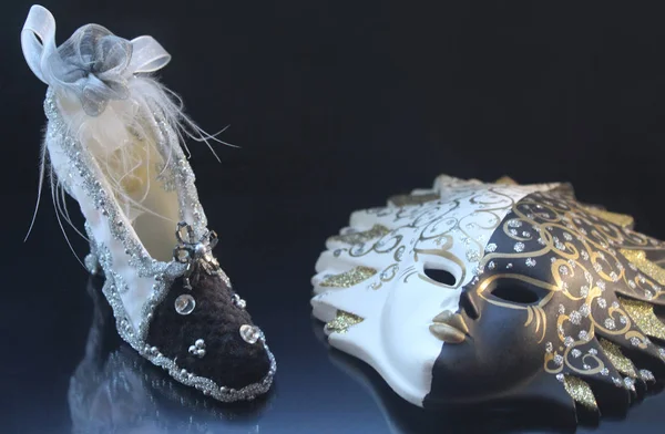 Dekoratif karnaval maskesi siyah-beyaz ve ayakkabı ile Takı Boncuk ve tüy yansıma siyah bir zemin üzerine siyah beyaz. Web Tasarım ve poster süsleme. Şenlikli ruh hali. Yatay fotoğraf.