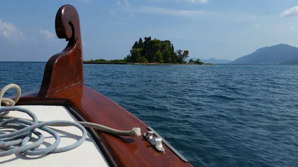 Tekne yay adaya fareyi Yunanistan yönetti. Yaz tatili denizde. Bir web tasarımı, afişi, takvimler için kullanımda.