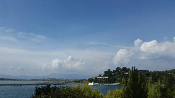 Mouse Adası Yunanistan. Mavi gökyüzü ve beyaz bulutlar. Yaz tatili denizde. Web tasarım, posterler, takvimler kullanmak için güzel bir manzara.