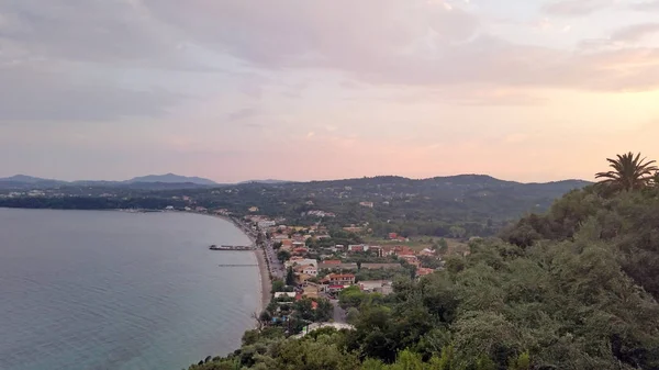 Anket Yunanistan Korfu Adası Panoraması. Üstten Görünüm. Yaz manzara plaj, deniz, dağlar ve evleri... Web tasarım, takvimler, posterler, afişler için kullanımda.