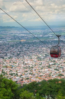 Salta güzel şehir. Kuzey Arjantin. Teleferik dan havadan görünümü