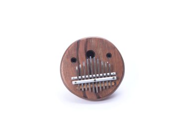 Beyaz arka planda 45 derece sağa doğru Kalimba Afrika folk müzik aleti