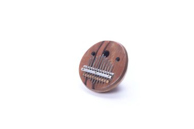 Beyaz arka planda 45 derece solda Kalimba Afrika folk müzik aleti