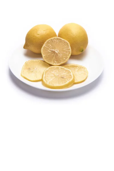 Due Limoni Mezzo Alcune Fette Sfondo Bianco Con Spazio Testo — Foto Stock