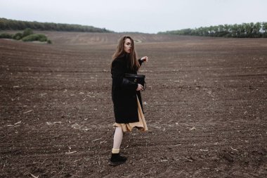 Kendine güvenen genç kadın soğuk hava alanına poz yan görünüm