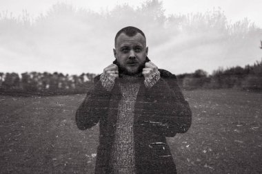 Genç adam kat çift pozlama arka plan üzerinde boyun dokunmadan