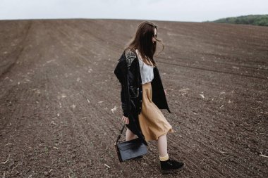 Kendine güvenen genç kadın soğuk hava alanına poz yan görünüm