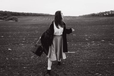 Kendine güvenen genç kadın soğuk hava alanına poz