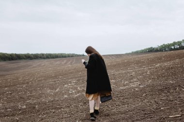 Kendine güvenen genç kadın soğuk hava alanına poz yan görünüm