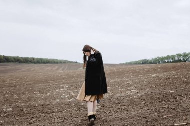 Kendine güvenen genç kadın soğuk hava alanına poz yan görünüm