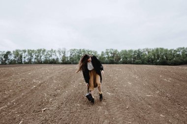 Kadın soğuk günde sahada poz süre kızgın olma