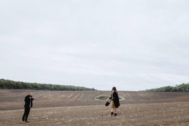 Genç çift birlikte yürümek içinde soğuk karanlık gün