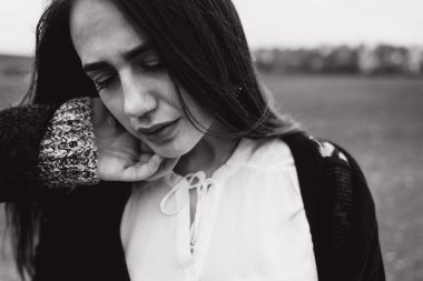 Siyah Beyaz görünümü erkek el üzgün kadının çene dokunmadan