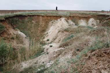 Harabe alanı ve kadın görünümünü ufukta gözlemleyerek