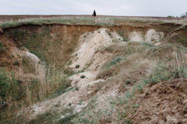 Harabe alanı ve kadın görünümünü ufukta gözlemleyerek