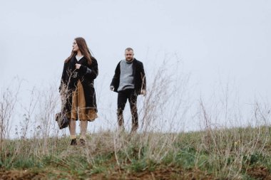 Tam boy görünüm çayır, soğuk günde yürüme çift