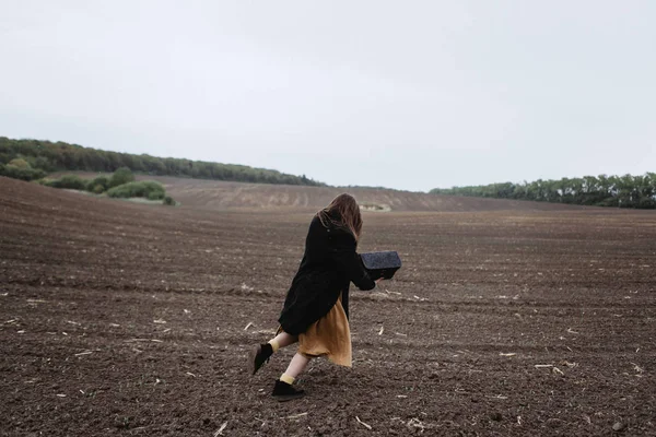 Вид Ззаду Жінки Біжить Полю Вітряну Погоду — стокове фото