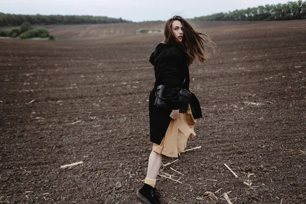 Pohled Zezadu Modelka Pózuje Větrném Počasí Hřišti — Stock fotografie