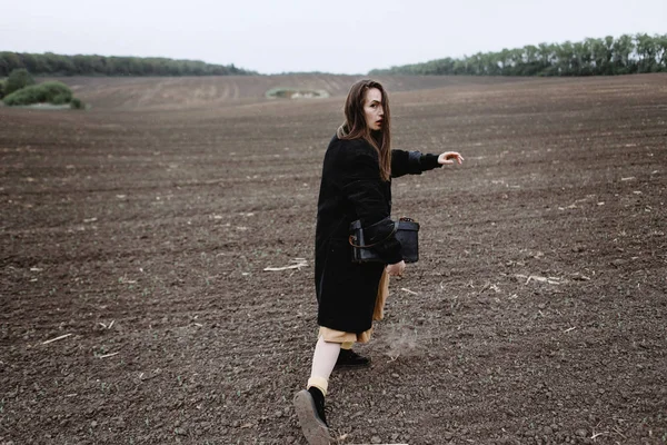 Visão Traseira Modelo Feminino Posando Tempo Ventoso Campo — Fotografia de Stock