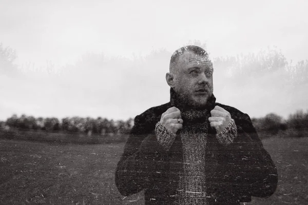 Genç adam kat çift pozlama arka plan üzerinde boyun dokunmadan