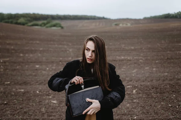 Vértes Női Modell Záró Vintage Fekete Táska — Stock Fotó