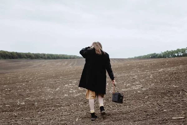 Rückansicht Einer Frau Die Bei Windigem Wetter Haare Streift — Stockfoto